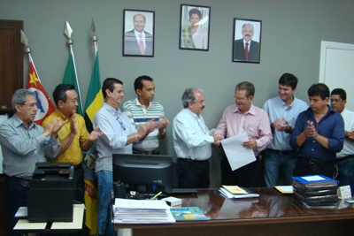 22-11-2013 recebe escritura nova sede interna.jpg