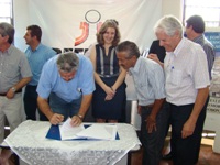 João Marin e Ois Menino participam de solenidade na Prefeitura de Birigui, que recebeu R$ 4 milhões para recapeamento
