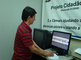 Lei de autoria do vereador Elias Antonio Neto, disciplina os estabelecimentos  que devem colocar a disposição da população lupa eletrônica, para auxiliar  a leitura de pessoas com baixa visão.