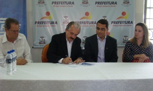 Legislativo prestigia assinatura de convênio sobre empreendedorismo nas escolas