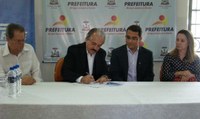 Legislativo prestigia assinatura de convênio sobre empreendedorismo nas escolas