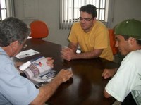 Paulo Bearari discute estratégias para pista de skate.