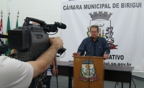 Presidente interino faz pronunciamento sobre sessão suspensa