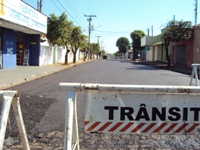 Vadão da Farmácia acompanha recapeamento no bairro Vila Brasil