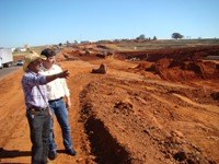Vereadores Ois Menino e Vadão da Farmácia visitam obra de duplicação da rodovia SP-461