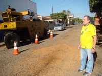 Vieira da Farmácia acompanha trabalho de recapeamento feito pela Prefeitura de Birigüi