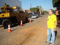 Vieira da Farmácia acompanha trabalho de recapeamento feito pela Prefeitura de Birigüi