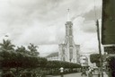 Vista parcial da Praça Dr. Gama, tendo ao fundo a Igreja Matriz.