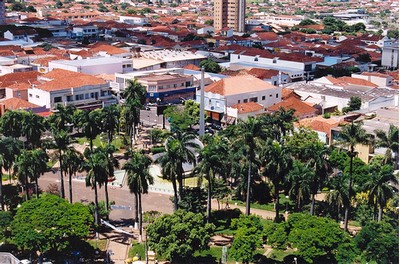 Foto área da Praça Dr. Gama e parte do centro da cidade.
