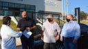 Vereadores acompanham entrega de carro devolvido ao município