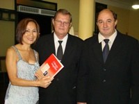Zavanella e Fermino representam a Câmara no lançamento do livro “Odisséia de um Imigrante”
